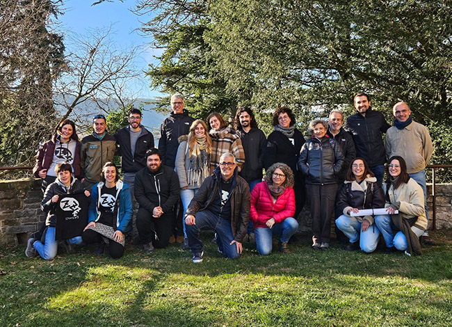 L'equip de voluntaris, als jardins del castell de Montesquiu. Autor: MCNG