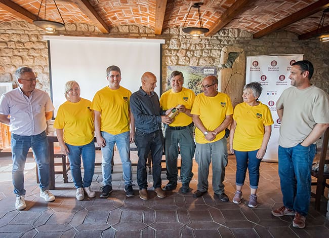 Membres de l'ADF d'Esparreguera i el diputat de Prevenció d'Incendis i Gestió Forestal, Jordi Fàbrega. Autor: Diputació de Barcelona