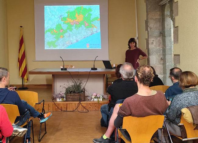 Jordina Grau durant la seva intervenció a la jornada tècnica. Autoria: Associació de Propietaris Forestals del Montnegre i el Corredor