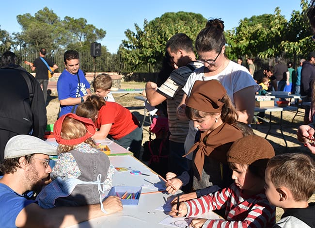 Infants i famílies durant la celebració de la Castanyada. Autoria: Esteve Fernández