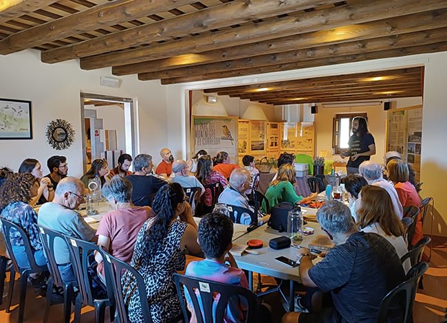 Participants al Taller d'elaboració de ratafia. Autor: Museu de la Pagesia de Fogars de la Selva