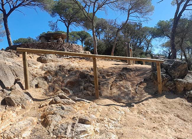 Tram final del camí arranjat, amb el dolmen al darrere. Autor: XPN