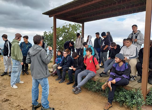 Visita de l'alumnat al poblat ibèric de Puig Castellar acompanyats de tècnics del Parc de la Serralada de Marina. Autoria: XPN