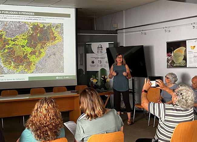 Intervenció d'Idoia Martín, arquitecta del Consorci, durant la Trobada de la Taula d'Entitats. Autor: Parc Natural de la Serra de Collserola