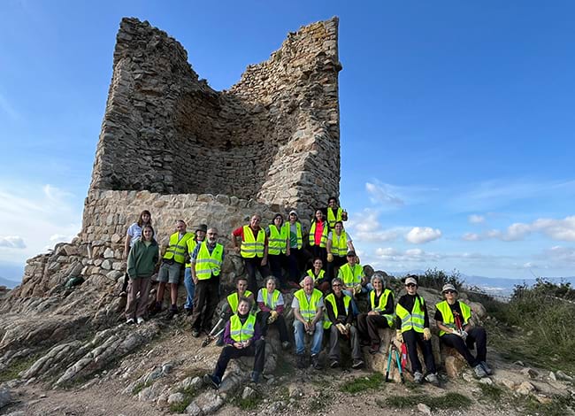 L'equip dque va participar en l'adequació de l'entorn del castell. Autoria: Cercle de Voluntaris