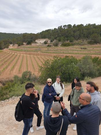 Alumnes algueresos de visita al celler Puig Batet-Finca Corral d’en Massó (Parc del Garraf). Autor: Depana (2023).