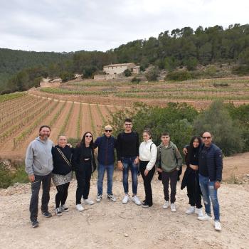 Alumnes algueresos de visita al celler Puig Batet-Finca Corral d’en Massó (Parc del Garraf). Autor: Depana (2023).