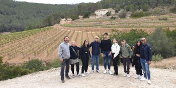 Alumnes algueresos de visita al celler Puig Batet-Finca Corral d’en Massó (Parc del Garraf). Autor: Depana (2023).