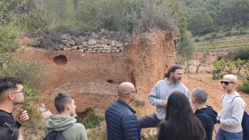 Alumnes algueresos de visita al celler Puig Batet-Finca Corral d’en Massó (Parc del Garraf). Autor: Depana (2023).