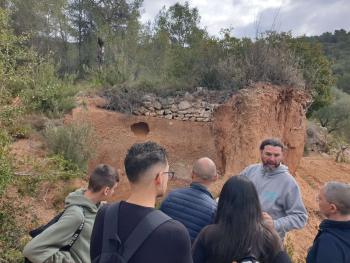 Alumnes algueresos de visita al celler Puig Batet-Finca Corral d’en Massó (Parc del Garraf). Autor: Depana (2023).