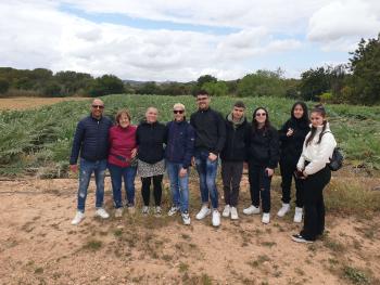 Alumnes algueresos de visita al celler Puig Batet-Finca Corral d’en Massó (Parc del Garraf). Autor: Depana (2023).