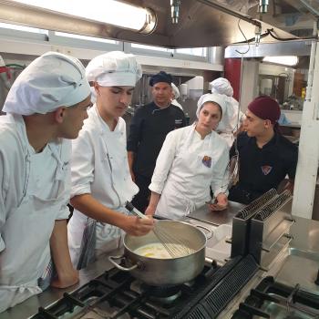 Classe magistral del professor de l’escola de cuina algueresa a l’escola de cuina de Sitges. Autor: Depana (2023).