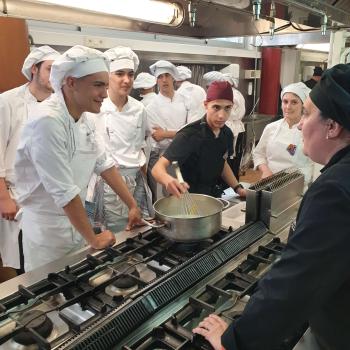 Classe magistral del professor de l’escola de cuina algueresa a l’escola de cuina de Sitges. Autor: Depana (2023).